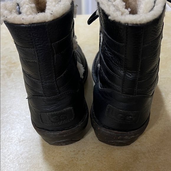 UGG Caspia Ankle Boots Womens 7 Black Leather Sheepskin Lined - Picture 4 of 9